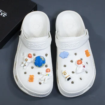Bonito dos desenhos animados Astronauta DIY Croc Pacote de Acessórios Qualidade de Sapatos de Encantos para o Croc Fashion Novo Jardim Sapato de Fivela Linda Dom Crianças